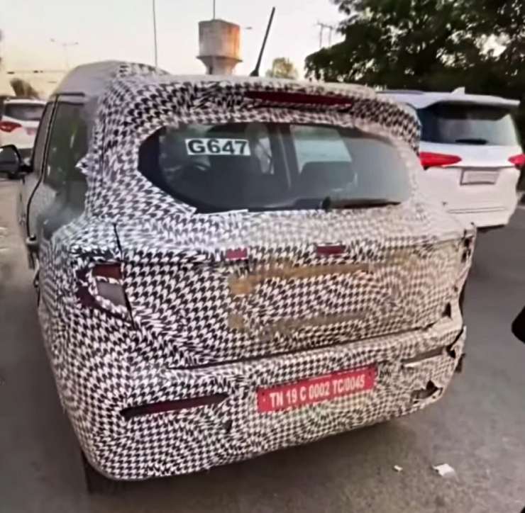 Mahindra XUV300 Facelift spied testing ahead of launch