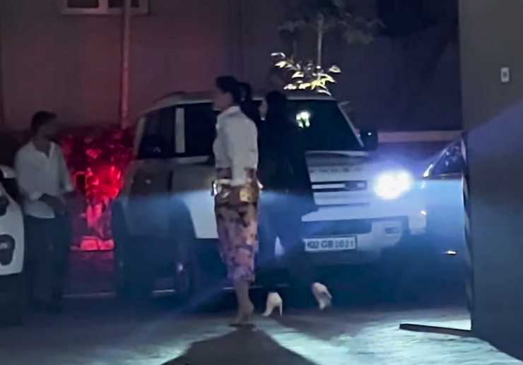 Bollywood actress Kareena Kapoor buys a new Land Rover Defender worth Rs 1.2 crore