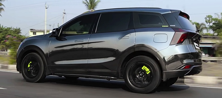 This Mahindra XUV700 wrapped in black chrome color looks insane [Video]