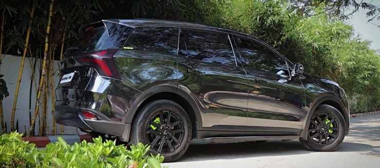 This Mahindra XUV700 wrapped in black chrome color looks insane [Video]