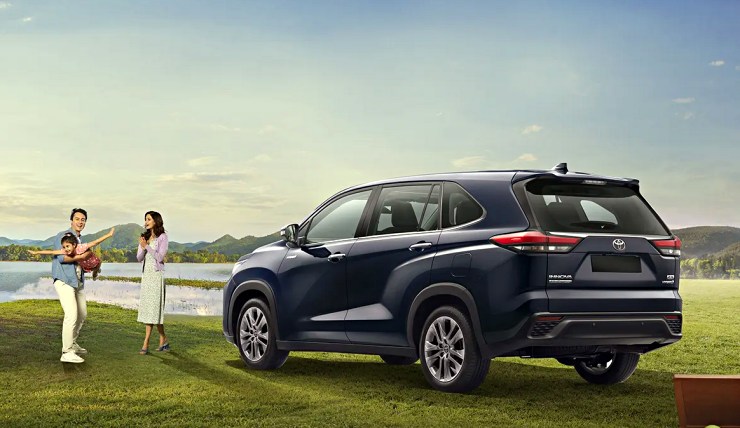 Toyota-Innova-Hycross-rear-left.jpg