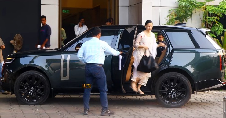 Alia Bhatt and Ranbir Kapoor spotted in their brand-new Range Rover [Video]