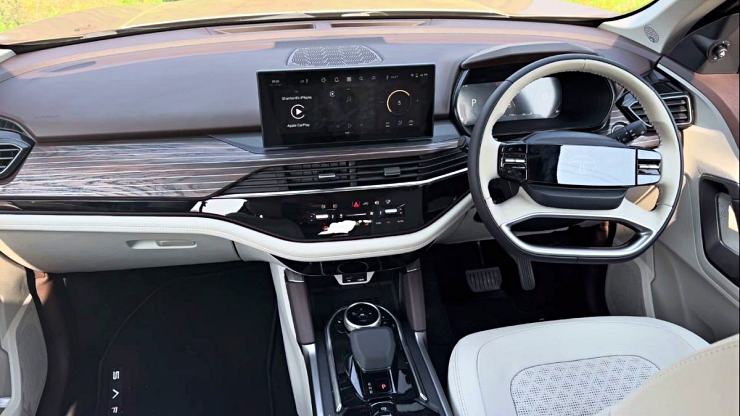 New Tata Safari vs Mahindra XUV700: Which One For Whom?
