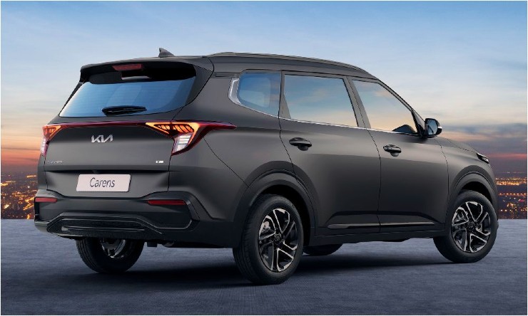 Kia Carens बनाम Hyundai Verna: गैजेट प्रेमियों के लिए 16-18 लाख रुपये के उनके वेरिएंट की तुलना