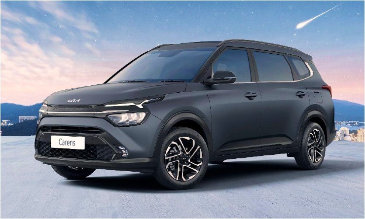 Kia Carens बनाम Hyundai Verna: गैजेट प्रेमियों के लिए 16-18 लाख रुपये के उनके वेरिएंट की तुलना