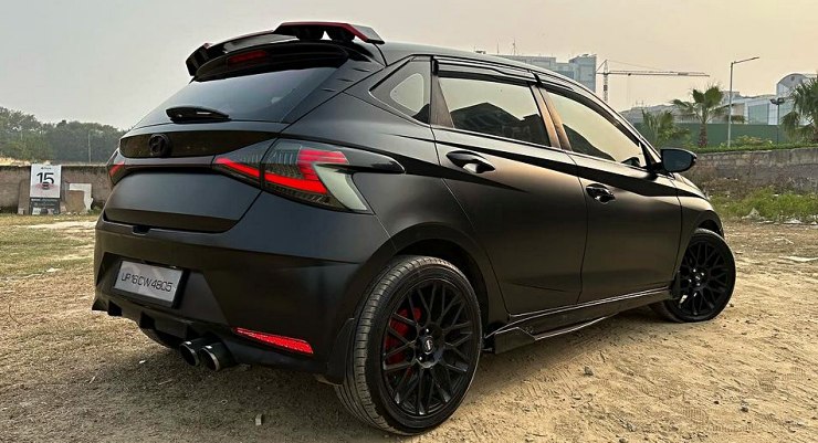 Hyundai i20 wrapped in a Satin Black wrap looks mean: Custom body kit and wheels (Video)