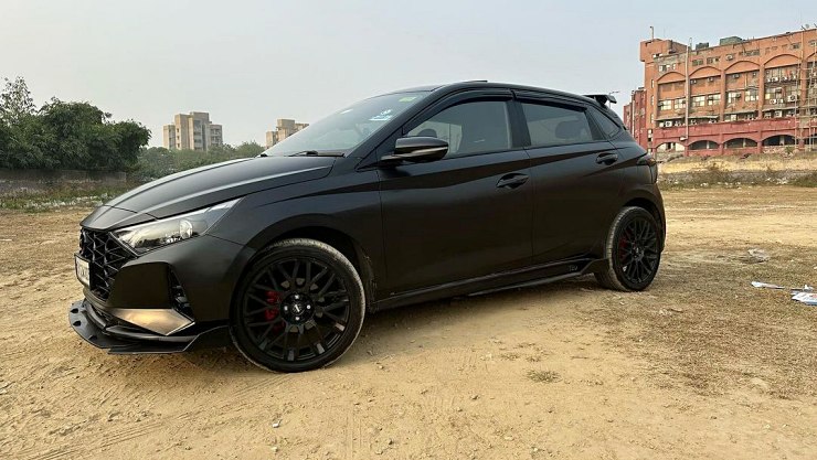 Hyundai i20 wrapped in a Satin Black wrap looks mean: Custom body kit and wheels (Video)