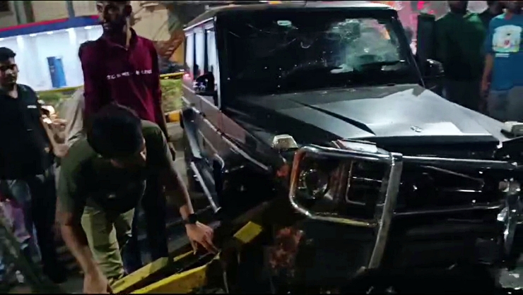 Mercedes G-Wagen races Audi sedan; Loses control and crashes [Video]