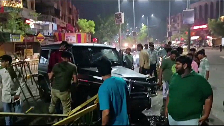 4.5 crore rupee Mercedes Benz G63 AMG SUV crashes into guard rails at high speed: No injuries [Video]