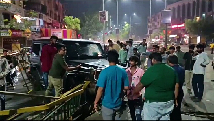 4.5 crore rupee Mercedes Benz G63 AMG SUV crashes into guard rails at high speed: No injuries [Video]