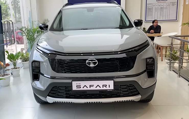 2023 Tata Safari base Smart O variant front