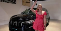 Matthew Hayden's daughter Grace takes delivery of a brand new Mahindra XUV700 SUV [Video]