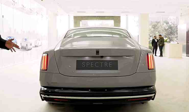 Detailed Walkaround Of India’s Most Expensive Electric Car – The Rs 7.5 Crore Rolls Royce Spectre [Video]