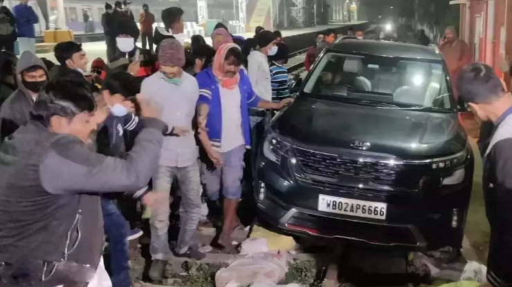Toyota Fortuner Gets Stuck On Stairs After Following Google Maps [Video]
