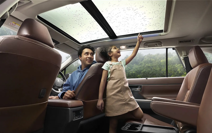 Toyota Innova Hycross' sunroof and father and daughter