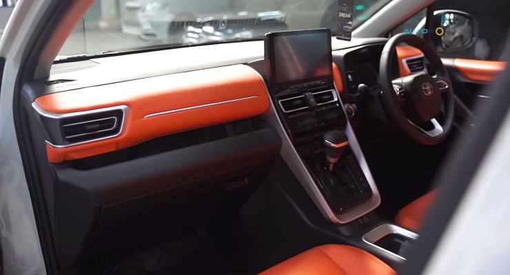 Toyota Innova Hycross Modified With Vellfire Body Kit And Custom Interiors [Video]