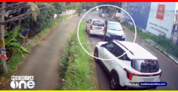 Rashly Driven Innova Crashes Into 5 Vehicles While Overtaking [Video]