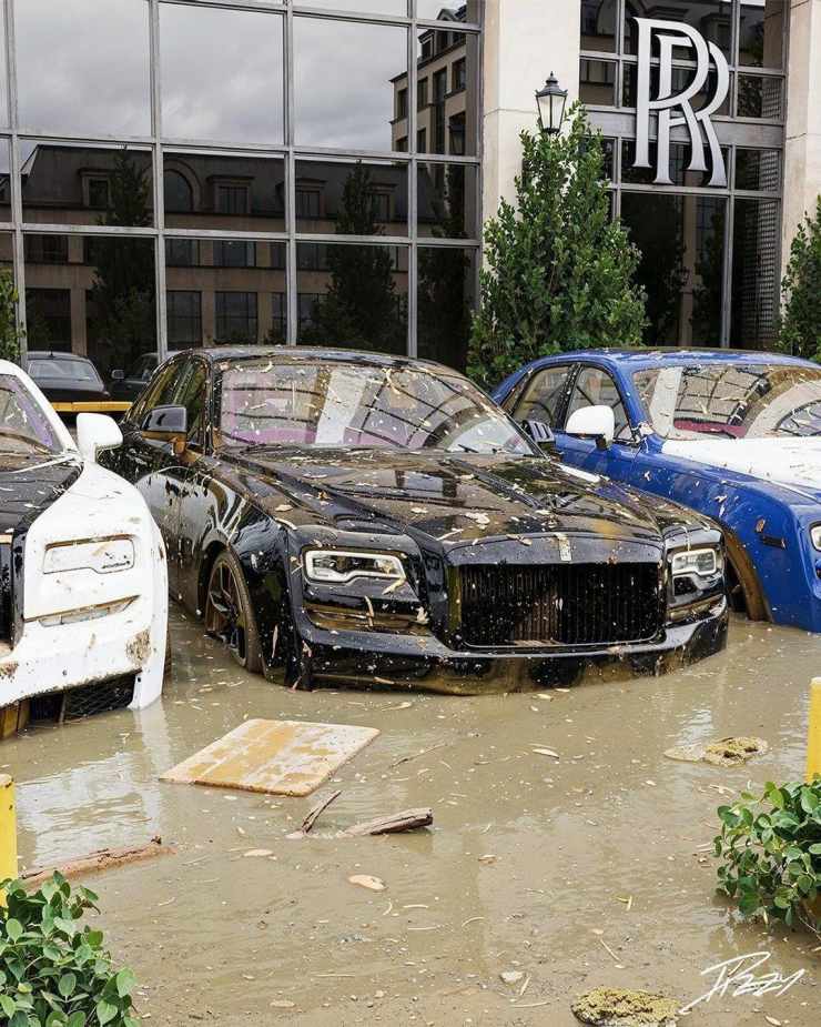 Rolls Royce Ghosts flooded in Dubai
