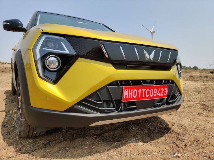 XUV 3XO front grille