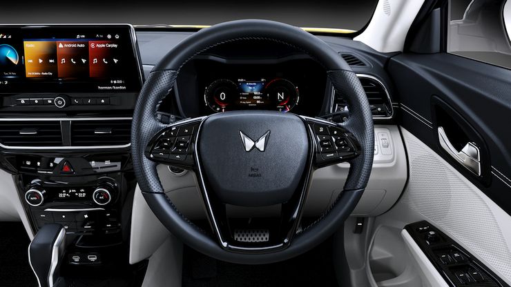 XUV 3XO steering wheel & instrument cluster