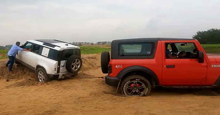 Mahindra Thar rescues a Defender stuck in sand