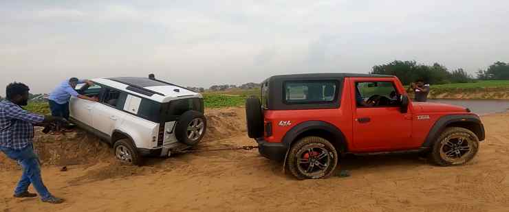 Mahindra Thar rescuing a Defender