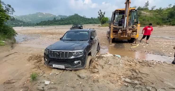 Mahindra-Scorpio-N-recovery-by-JCB