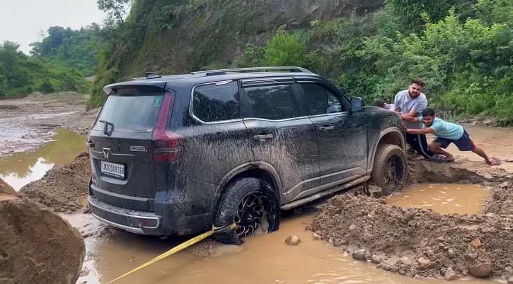 Mahindra-Scorpio-N-rescue-by-JCB