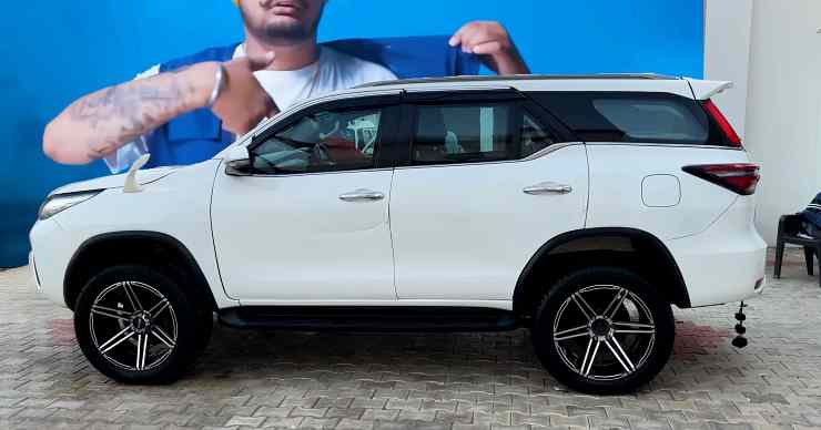 Sidhu-Moosewala-bulletproof-fortuner-side