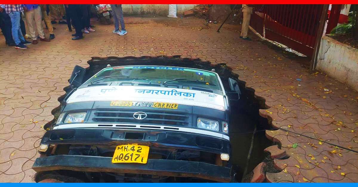 massive sinkhole swallows pune municipal truck watch video massive sinkhole swallows pune municipal truck watch video