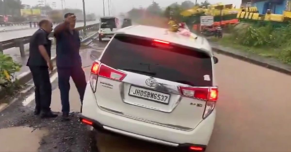 union minister shivraj singh chouhan innova crysta stuck pothole jharkhand union minister shivraj singh chouhan innova crysta stuck pothole jharkhand