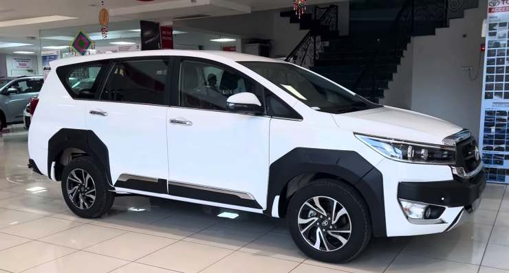 2024-Toyota-Innova-VX-side