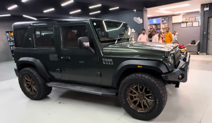 Tastefully-modified-Thar-Roxx-side