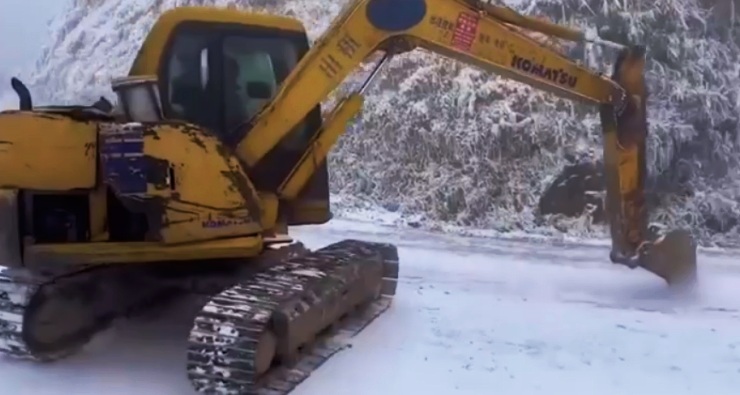 Crane-Sliding-on-ice