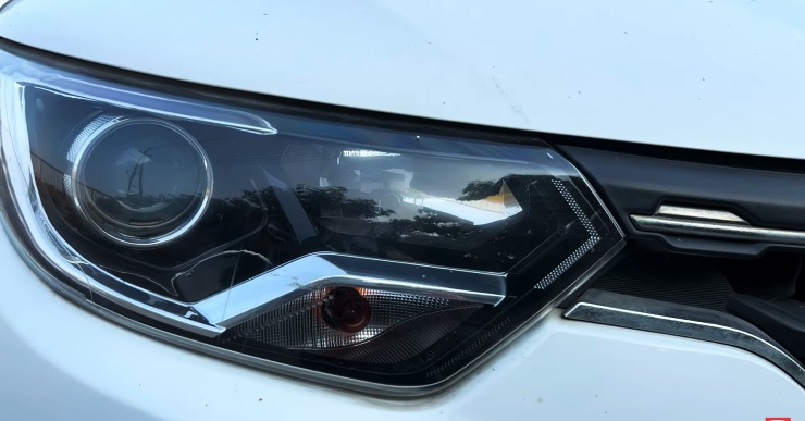 Renault-Triber-headlight