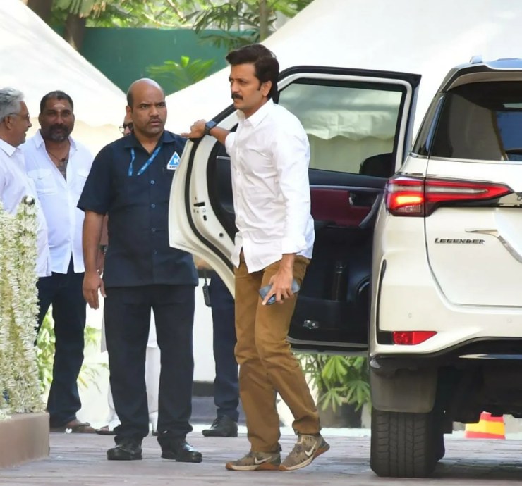 Riteish Deshmukh Fortuner Legender