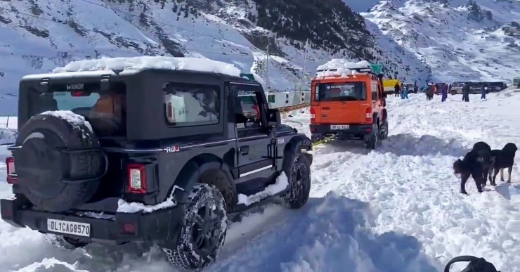 Force-Gurkha-recues-RWD-Mahindra-Thar