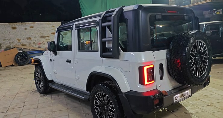 Mahindra-Thar-Roxx-Rubicon-conversion-with-defender-stairs